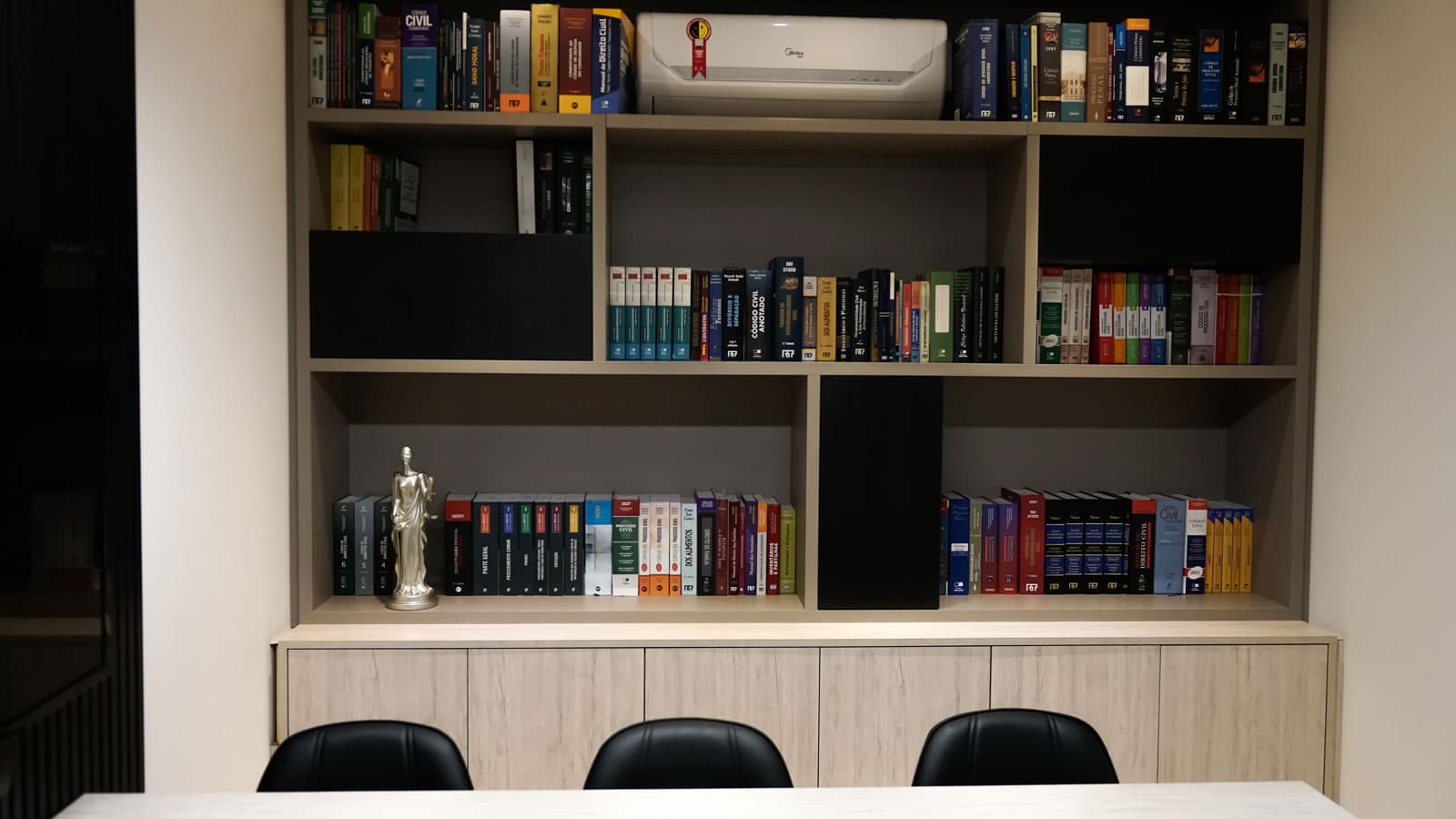Biblioteca jurídica — Morales Politi